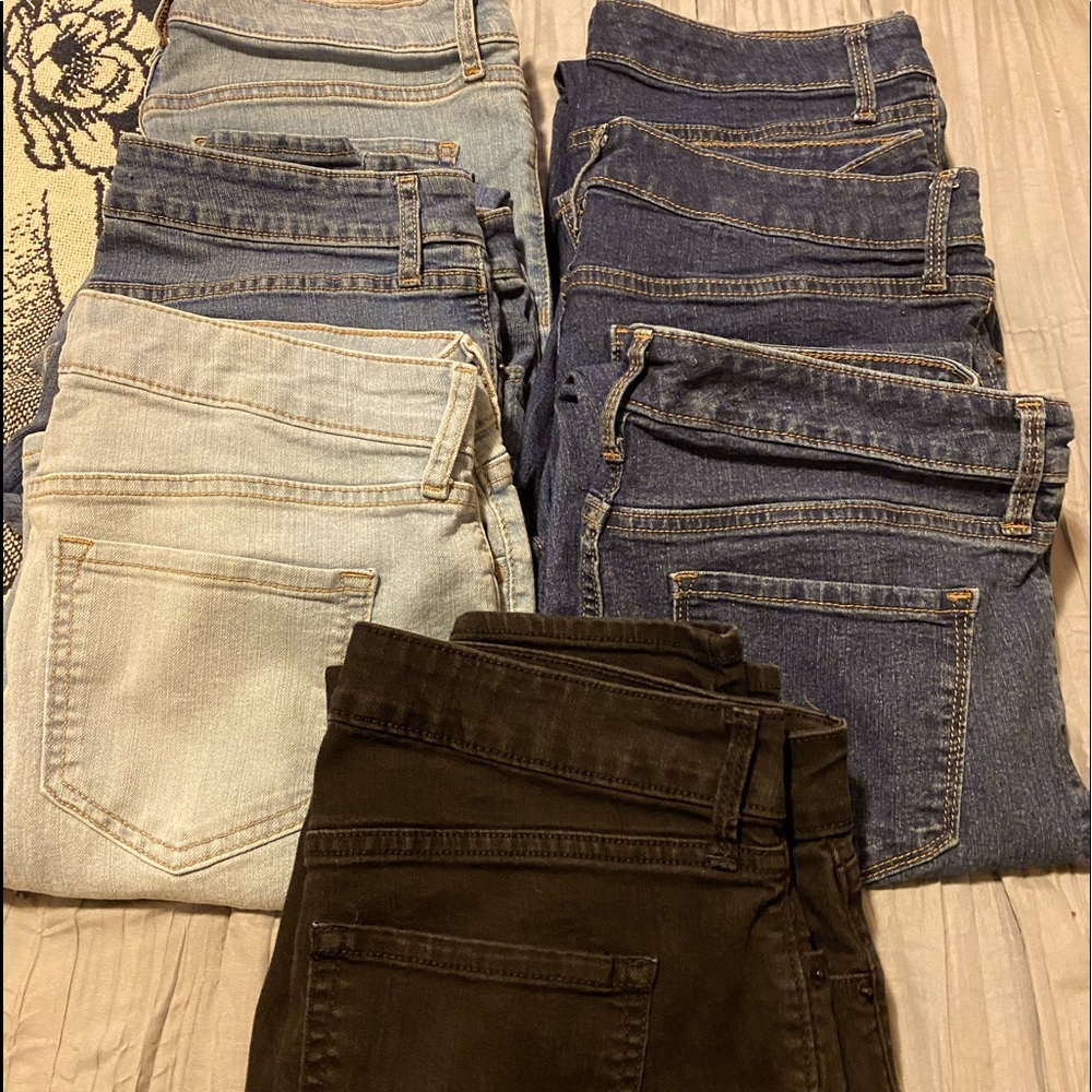 Old Navy Super Skinny mid rise jeans. Size 8